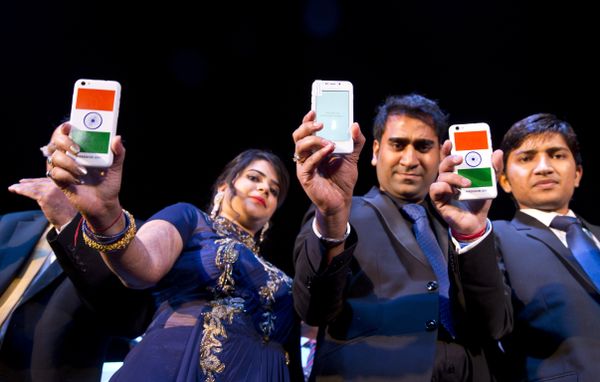 A Freedom 251 smartphone, which is to be priced at Indian Rupees 251 or USD 3.6 approximately, is shown during its release by officials of Ringing Bells Pvt. Ltd. in New Delhi, India, Wednesday, Feb. 17, 2016 - Sputnik International