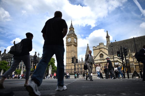 Londoners pass the Elizabeth Tower (C) which houses the Big Ben bell in the Palace of Westminster in central London on June 28, 2016. - Sputnik International