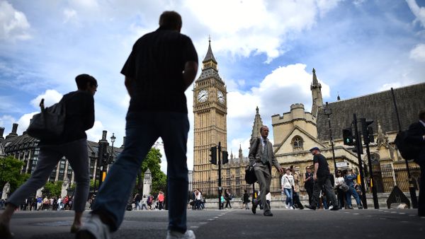 Londoners pass the Elizabeth Tower (C) which houses the Big Ben bell in the Palace of Westminster in central London on June 28, 2016 - Sputnik International