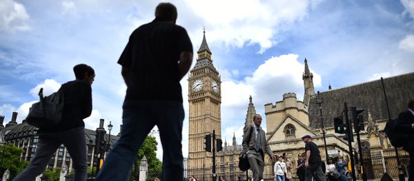 Londoners pass the Elizabeth Tower (C) which houses the Big Ben bell in the Palace of Westminster in central London on June 28, 2016 Londoners pass the Elizabeth Tower (C) which houses the Big Ben bell in the Palace of Westminster in central London on June 28, 2016 - Sputnik International