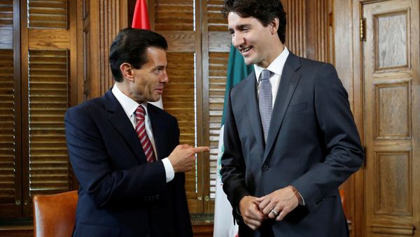Canada's Prime Minister Justin Trudeau (R) meets with Mexico's President Enrique Pena Nieto in Trudeau's office on Parliament Hill in Ottawa, Ontario, Canada, June 28, 2016 - Sputnik International