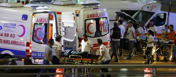 Paramedics push a stretcher at Turkey's largest airport, Istanbul Ataturk, Turkey, following a blast June 28, 2016. - Sputnik International