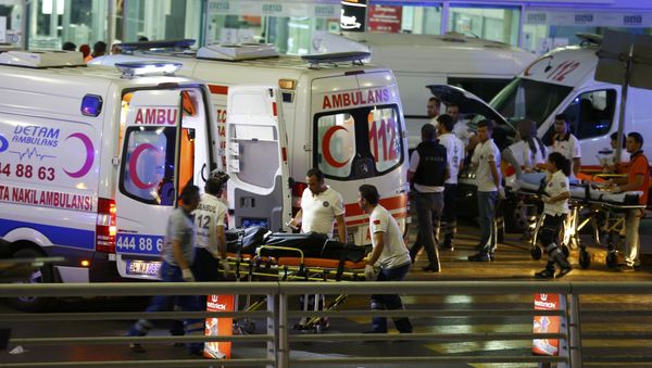 Paramedics push a stretcher at Turkey's largest airport, Istanbul Ataturk, Turkey, following a blast June 28, 2016. - Sputnik International