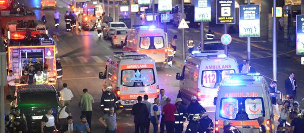 Paramedics help casualties outside Turkey's largest airport, Istanbul Ataturk, Turkey, following a blast, June 28, 2016. - Sputnik International