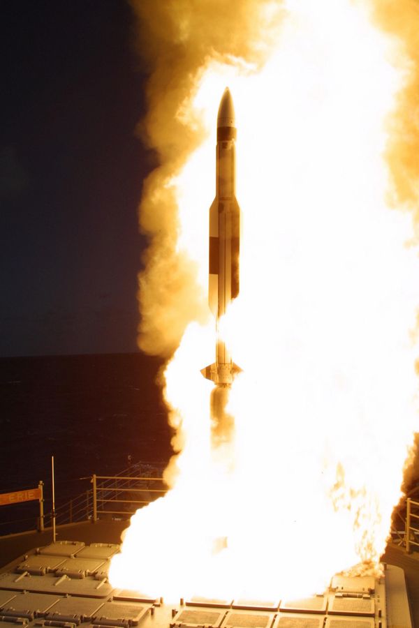 An interceptor missile is fired from the US Navy Aegis cruiser USS Lake Erie, some 200 miles out at sea from Kauai, Hawaii - Sputnik International