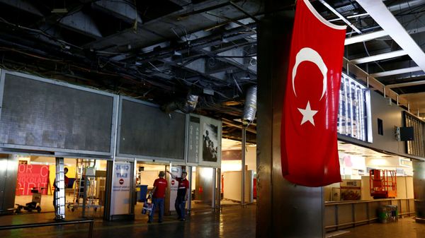 Workers repair the damaged parts of the terminal building at Turkey's largest airport, Istanbul Ataturk, Turkey, following yesterday's blast June 29, 2016 - Sputnik International