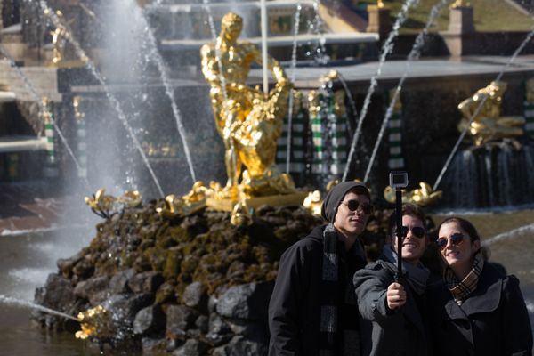 Young people pose for photographs by a Grand Cascade fountain on the opening day of fountains season at the Peterhof State Museum Reserve Young people pose for photographs by a Grand Cascade fountain on the opening day of fountains season at the Peterhof State Museum Reserve - Sputnik International