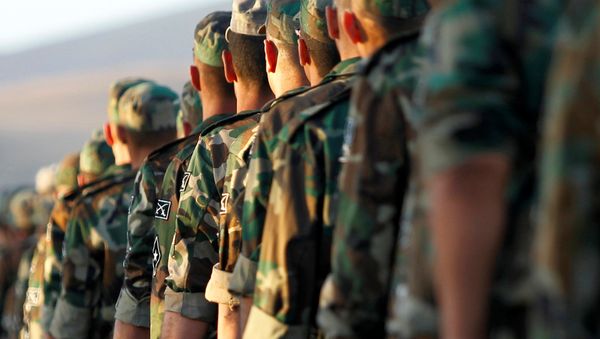 New Syrian army recruits carry their plates before heading for their Iftar (breaking fast) meals, at a military training camp in Damascus, Syria June 26, 2016 - Sputnik International