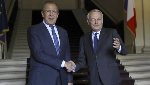 French Foreign minister Jean-Marc Ayrault (R) shakes hands with his Russian counterpart Serguei Lavrov before their meeting at the Quai d'Orsay in Paris on June 29, 2016. - Sputnik International