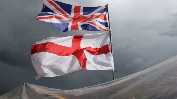 The flag of the United Kingdom of Great Britain and Northern Ireland, top, and the flag of England fly above a souvenir stand on Westminster Bridge following yesterday's EU referendum result, London, Saturday, June 25, 2016. Britain voted to leave the European Union after a bitterly divisive referendum campaign. - Sputnik International