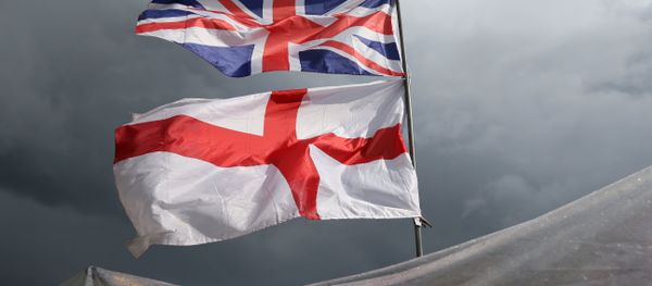 The flag of the United Kingdom of Great Britain and Northern Ireland, top, and the flag of England fly above a souvenir stand on Westminster Bridge following yesterday's EU referendum result, London, Saturday, June 25, 2016. Britain voted to leave the European Union after a bitterly divisive referendum campaign. The flag of the United Kingdom of Great Britain and Northern Ireland, top, and the flag of England fly above a souvenir stand on Westminster Bridge following yesterday's EU referendum result, London, Saturday, June 25, 2016. Britain voted to leave the European Union after a bitterly divisive referendum campaign. - Sputnik International