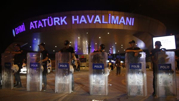 Turkish police block the entrance to Istanbul's Ataturk airport Turkish police block the entrance to Istanbul's Ataturk airport - Sputnik International
