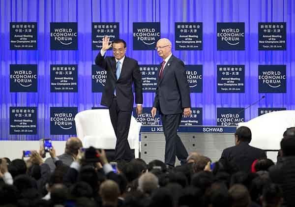 Premier Li Keqiang waves his hand to the audience right before delivering a keynote speech at the opening of the annual Meeting of the New Champions in Tianjin Premier Li Keqiang waves his hand to the audience right before delivering a keynote speech at the opening of the annual Meeting of the New Champions in Tianjin - Sputnik International