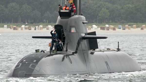 A crew member waves as the German submarine U 33 leaves the navy harbor of Eckernfoerde, northern Germany. - Sputnik International