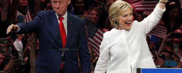 Former President Bill Clinton stands on stage with his wife, Democratic presidential candidate Hillary Clinton. - Sputnik International