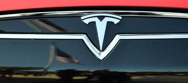 An American flag is reflected in the grill of a Tesla Model S - Sputnik International