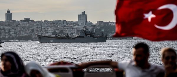 A Turkish flag flies on a ferry as Russian warship the BSF Saratov 150 sails through the Bosphorus off Istanbul en route to the eastern Mediterranean sea on September 26, 2015 - Sputnik International