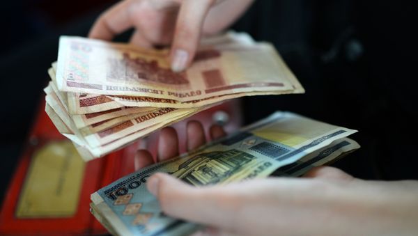 A woman counts Belarusian roubles - Sputnik International