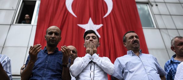 People attend the funeral ceremony of taxi driver Mustafa Biyikli who was killed in the June 28, 2016 airport attack, on June 29, 2016 in Istanbul, a day after a suicide bombing and gun attack targeted Istanbul's airport, killing at least 41 people. - Sputnik International