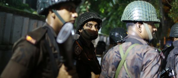 Bangladeshi security personnel stand guard near a restaurant that has reportedly been attacked by unidentified gunmen in Dhaka, Bangladesh - Sputnik International