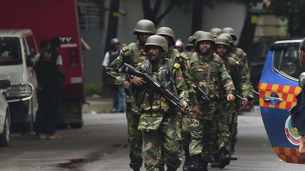 Bangladeshi army soldiers patrol a street during a rescue operation as gunmen take position in a restaurant in the Dhaka’s high-security diplomatic district on July 2, 2016 - Sputnik International