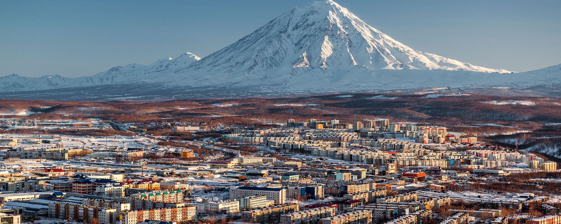Petropavlovsk-Kamchatsky cityscape and Koryaksky volcano at sunrise. Far East, Russia Petropavlovsk-Kamchatsky cityscape and Koryaksky volcano at sunrise. Far East, Russia - Sputnik International, 1920, 05.09.2025
