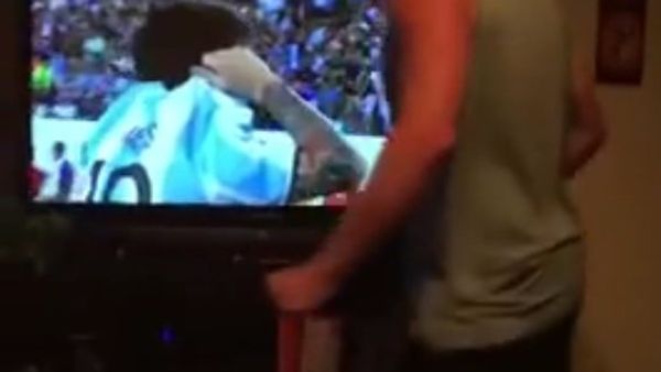 Chilean roommate goes crazy during Copa America championship Chilean roommate goes crazy during Copa America championship - Sputnik International