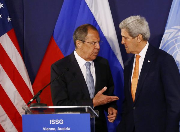 Russian Foreign Minister Sergei Lavrov (L) speaks to US Secretary of State John Kerry ahead a joint press conference in Vienna, Austria, on May 17, 2016 Russian Foreign Minister Sergei Lavrov (L) speaks to US Secretary of State John Kerry ahead a joint press conference in Vienna, Austria, on May 17, 2016 - Sputnik International