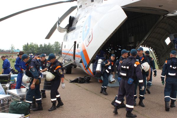 Rescuers of the Tsentrospas central aero-mobile unit and the Leader special risk rescue operations center are deployed to the alleged location of the Russian Emergencies Ministry Il-76 plane which went missing in the Irkutsk Region - Sputnik International