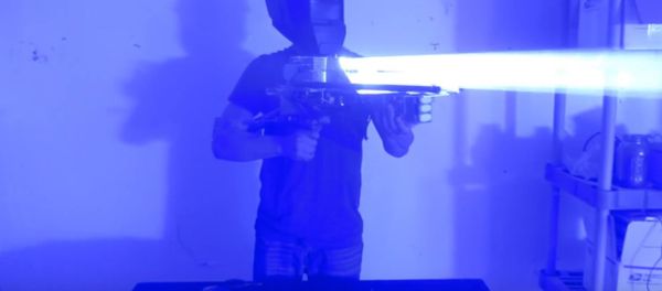 A jaw-breaking video clip showing a powerful homemade laser gun made of scrap was published on YouTube, where it had already collected more than 1.1 million views - Sputnik International