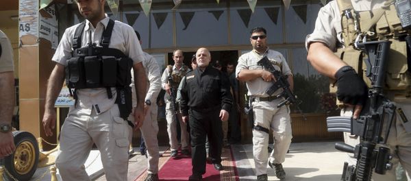 Iraq Prime Minister Haider al-Abadi, center, surrounded by his guards (File) - Sputnik International