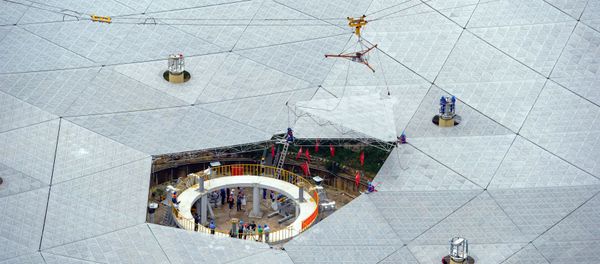 The last panel of China's world largest radio telescope named FAST, is installed in Pingtang county, Guizhou Province, China, July 3, 2016 - Sputnik International