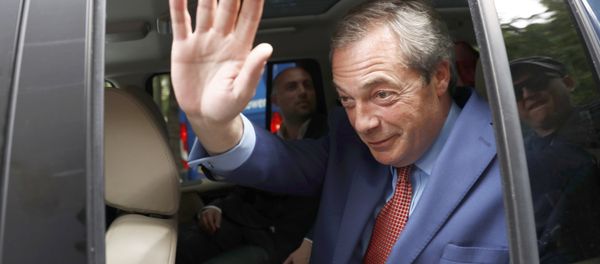 Nigel Farage, the former leader of the United Kingdom Independence Party (UKIP) waves as he leaves following the EU referendum vote, in central London, Britain June 24, 2016. Nigel Farage, the former leader of the United Kingdom Independence Party (UKIP) waves as he leaves following the EU referendum vote, in central London, Britain June 24, 2016. - Sputnik International