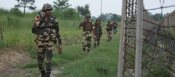 Indian Border Security Force (BSF) soldiers patrol along the Pargwal area of India-Pakistan international border in Akhnoor, Jammu and Kashmir, India (File) - Sputnik International