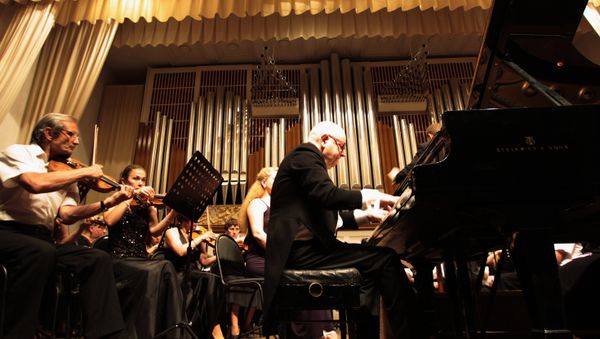Scottish pianist Peter Seivewright gives a concert at the Donetsk Philharmonic Hall - Sputnik International
