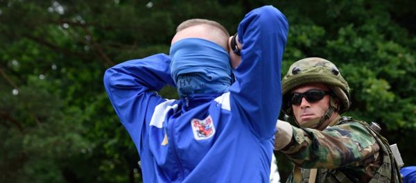 A soldier directs a simulated detainee at a check point during an Enhanced Maneuver Training lane during Rapid Trident-16 - Sputnik International