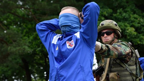 A soldier directs a simulated detainee at a check point during an Enhanced Maneuver Training lane during Rapid Trident-16 - Sputnik International