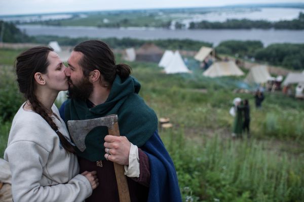 Swords and Shields Clash at Huge Medieval Reenactment Festival in Russia - Sputnik International