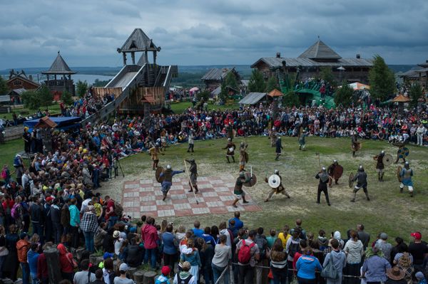 Swords and Shields Clash at Huge Medieval Reenactment Festival in Russia - Sputnik International