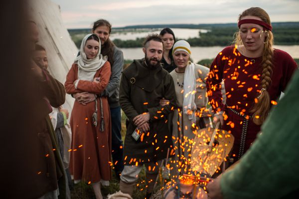 Swords and Shields Clash at Huge Medieval Reenactment Festival in Russia - Sputnik International