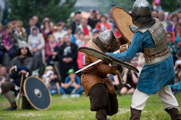 Swords and Shields Clash at Huge Medieval Reenactment Festival in Russia - Sputnik International