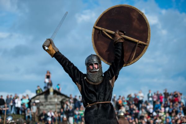 Swords and Shields Clash at Huge Medieval Reenactment Festival in Russia - Sputnik International