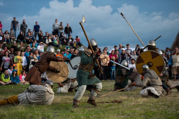 Swords and Shields Clash at Huge Medieval Reenactment Festival in Russia - Sputnik International