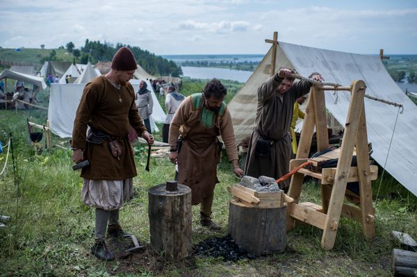Swords and Shields Clash at Huge Medieval Reenactment Festival in Russia - Sputnik International