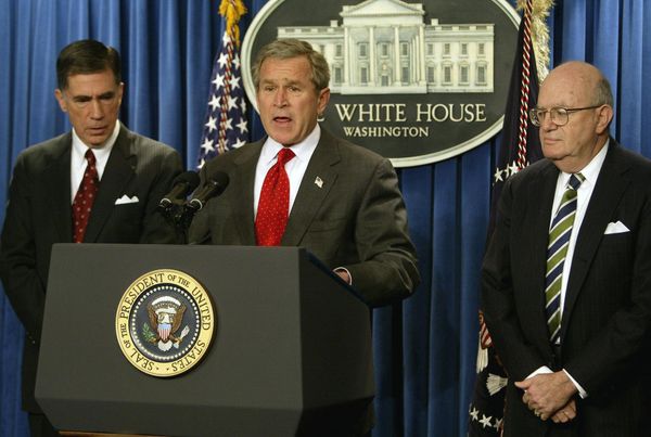 President George W. Bush (C) names Democratic former senator Chuck Robb (L) and former judge Laurence Silberman (R) as co-chairs of an independent commission to examine pre-war intelligence on Iraq's weapons of mass destruction. February 6, 2004, Washington, DC. President George W. Bush (C) names Democratic former senator Chuck Robb (L) and former judge Laurence Silberman (R) as co-chairs of an independent commission to examine pre-war intelligence on Iraq's weapons of mass destruction. February 6, 2004, Washington, DC. - Sputnik International