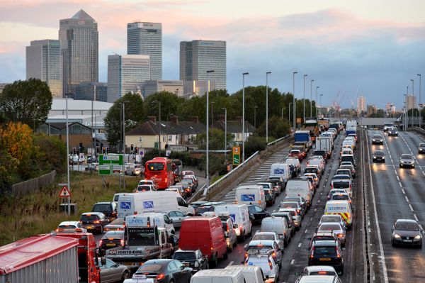 Traffic queues on a main route into London by the towers of London's financial district Canary Wharf (File) - Sputnik International