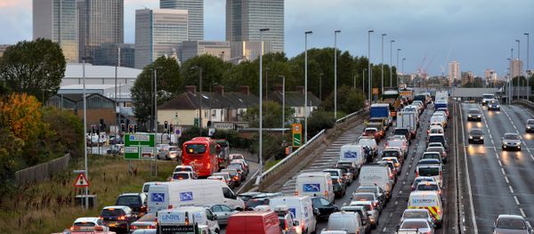 Traffic queues on a main route into London by the towers of London's financial district Canary Wharf (File) - Sputnik International