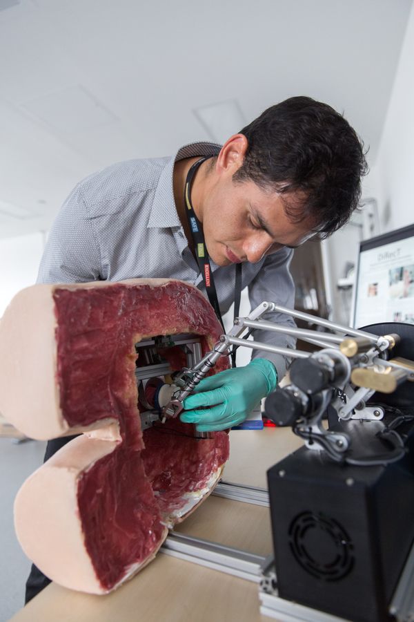 Dr Alejandro Granados from Imperial College London demonstrates the robotic rectum technology. - Sputnik International