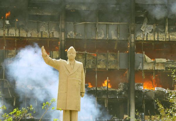 A statue of Iraqi President Saddam Hussein in front of building of the Iraqi Olympic Committee 09 April 2003. The US tanks and troops poured into the heart of Baghdad as the Iraqi leader's regime collapsed after a blistering three-week onslaught. - Sputnik International