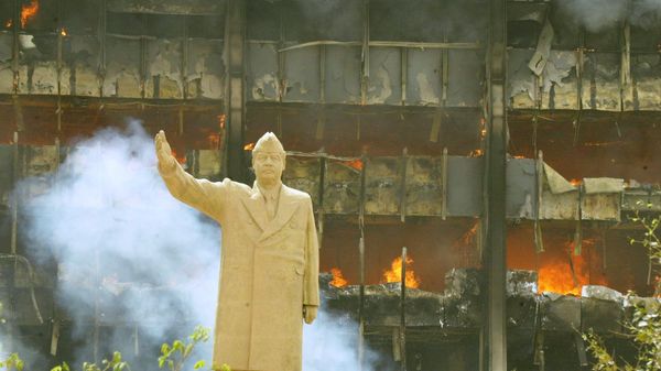 A statue of Iraqi President Saddam Hussein in front of building of the Iraqi Olympic Committee 09 April 2003. The US tanks and troops poured into the heart of Baghdad as the Iraqi leader's regime collapsed after a blistering three-week onslaught. - Sputnik International